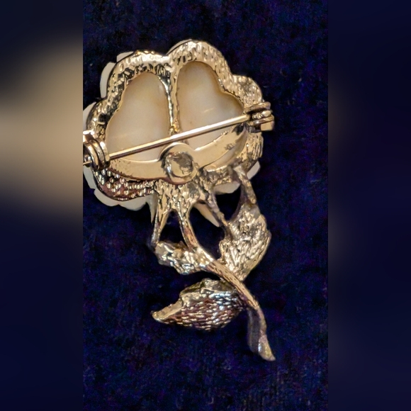 Vintage white celluloid flower - Picture 4 of 6